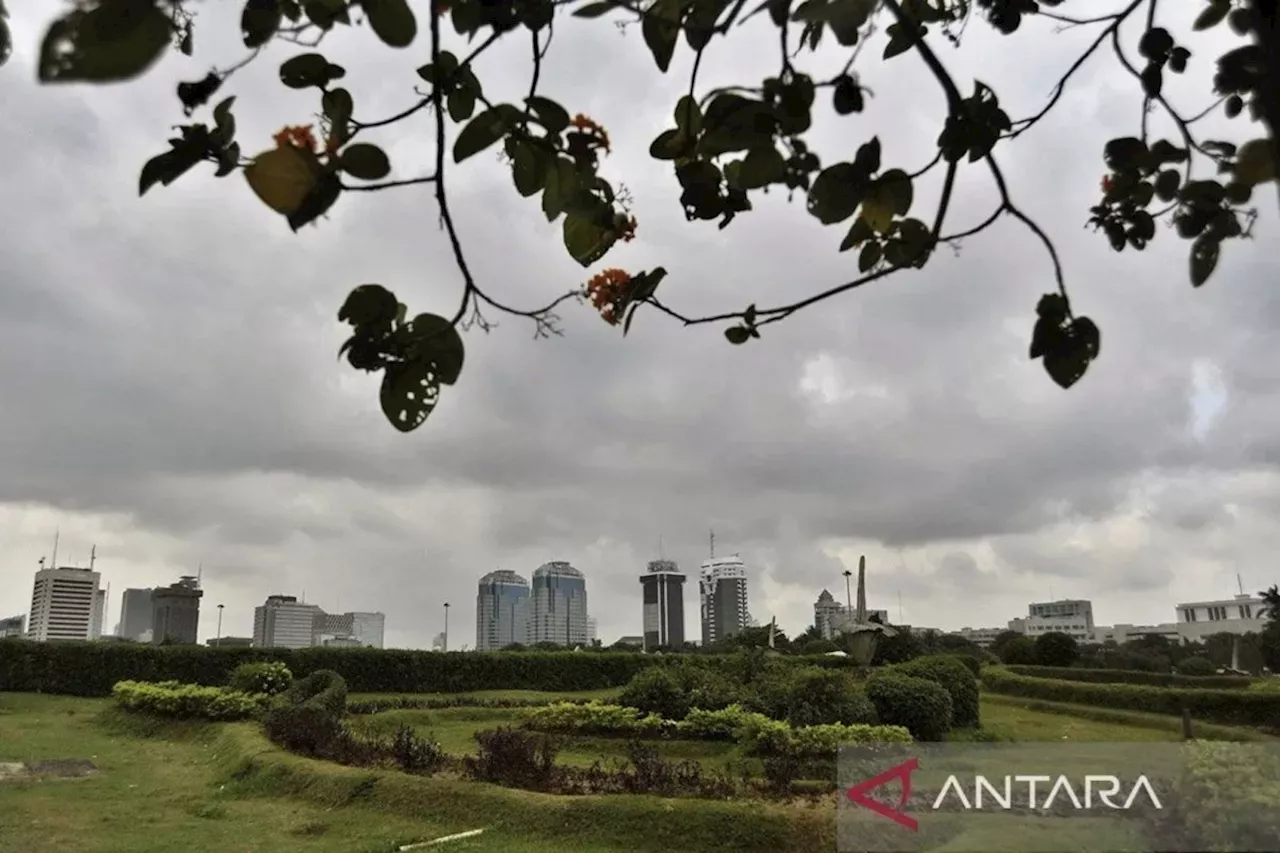 Jakarta berawan tebal hingga sore dan cerah berawan pada malam hari