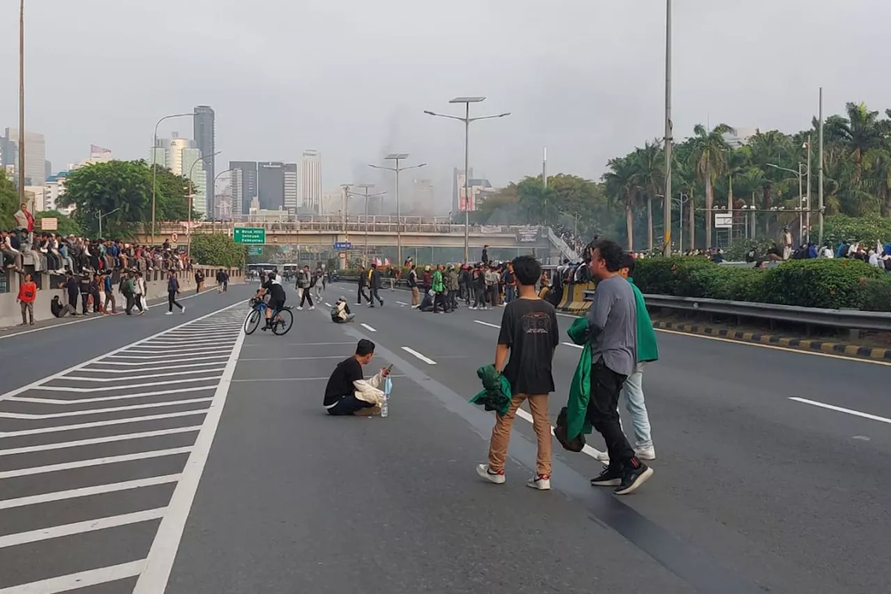 Jasa Marga alihkan ruas tol dalam kota arah Slipi imbas demo DPR