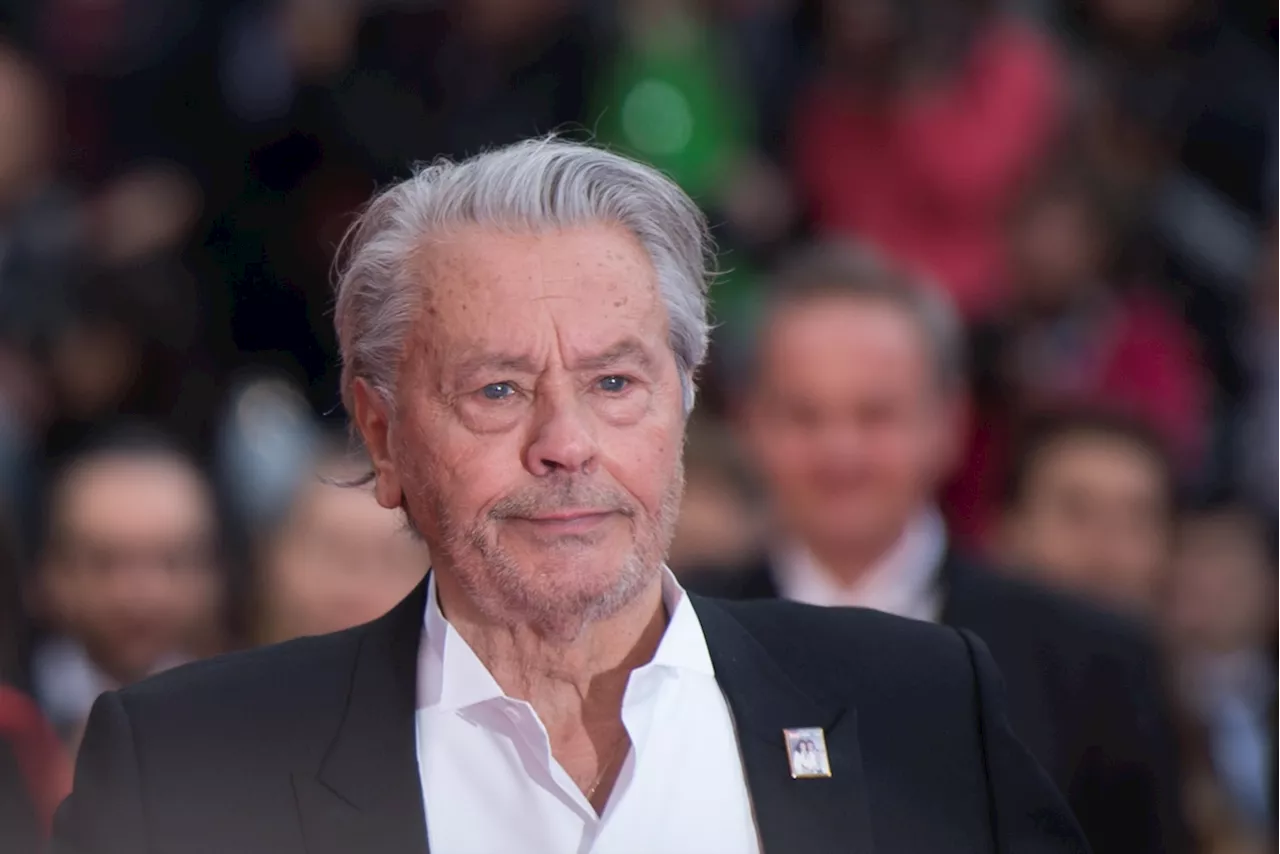 Mort d’Alain Delon : orphelin, son chien Loubo semble attendre son maître à Douchy