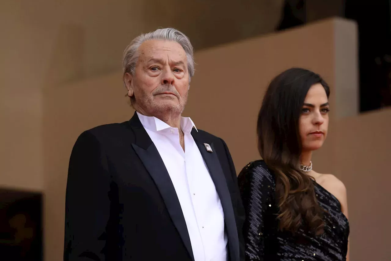 Obsèques d’Alain Delon Anthony, Anouchka et AlainFabien à pied d