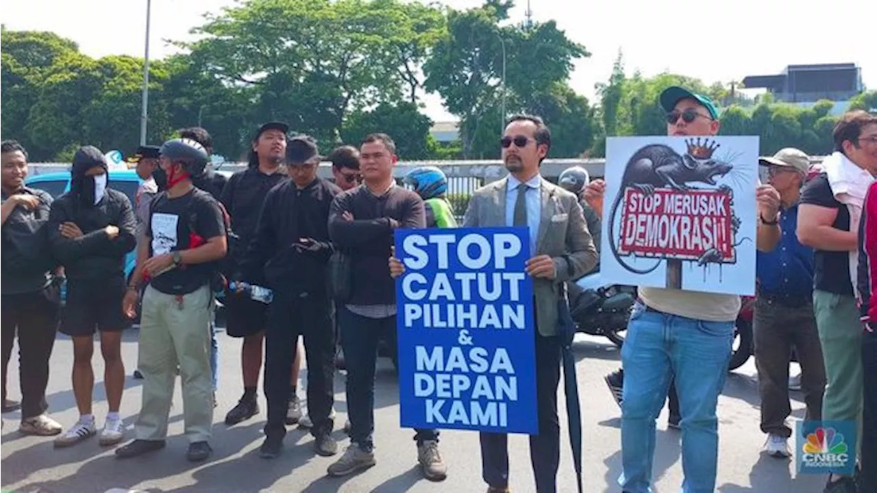 Berdasi dan Berkacamata Hitam, Pengusaha Ini Ikutan Demo di Depan DPR