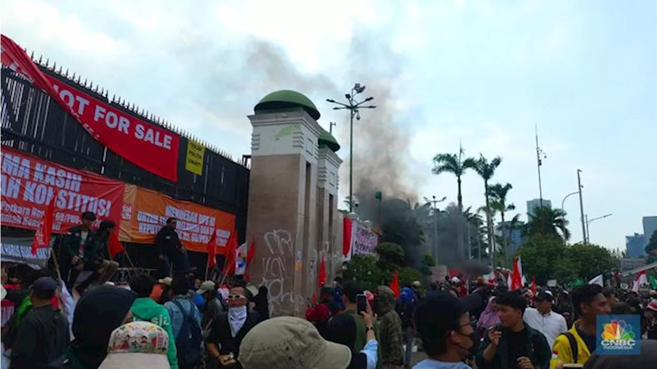 Demo Darurat Indonesia: Buruh Pulang, Ribuan Mahasiswa Ambil Alih