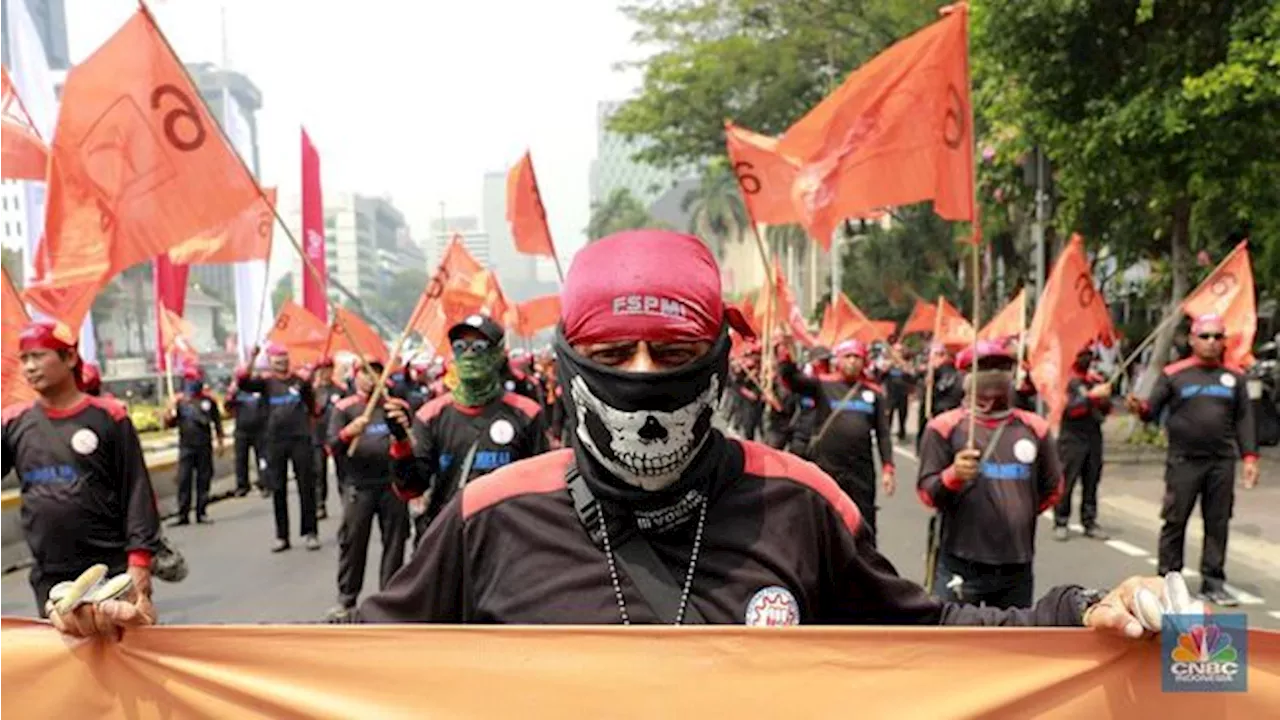 Demo Darurat Indonesia: Ribuan Buruh & Mahasiswa Kepung Gedung DPR RI