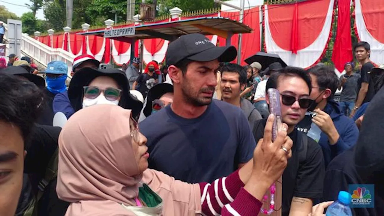 Reza Rahadian Ikut Demo di DPR, Malah Diajak Selfie Ibu-Ibu