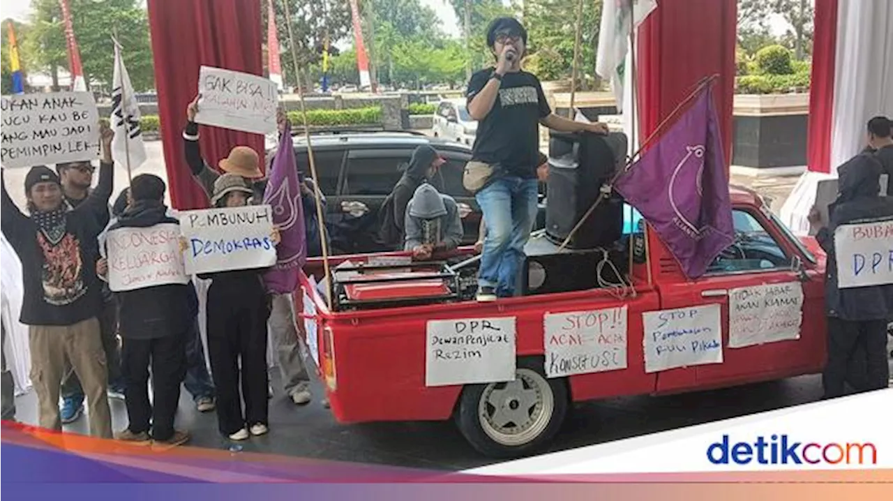 Aktivis dan Masyarakat di Jambi Demo Tolak RUU Pilkada di Gedung DPRD