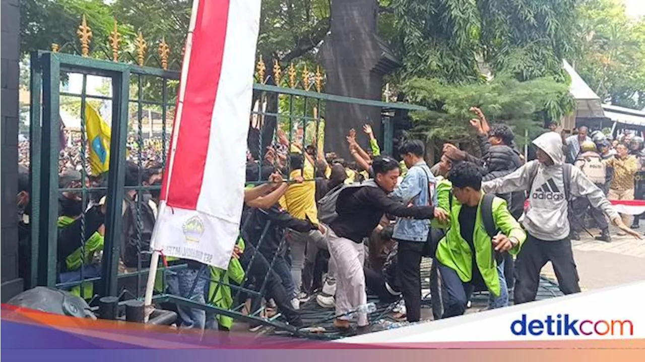 Demo Tolak RUU Pilkada di Semarang Memanas, Massa Jebol Pagar DPRD Jateng