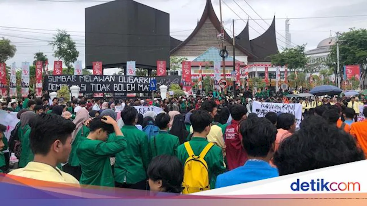 Kawal Putusan MK, Mahasiswa-Akademisi Gelar Aksi Demo di Gedung DPRD Sumbar