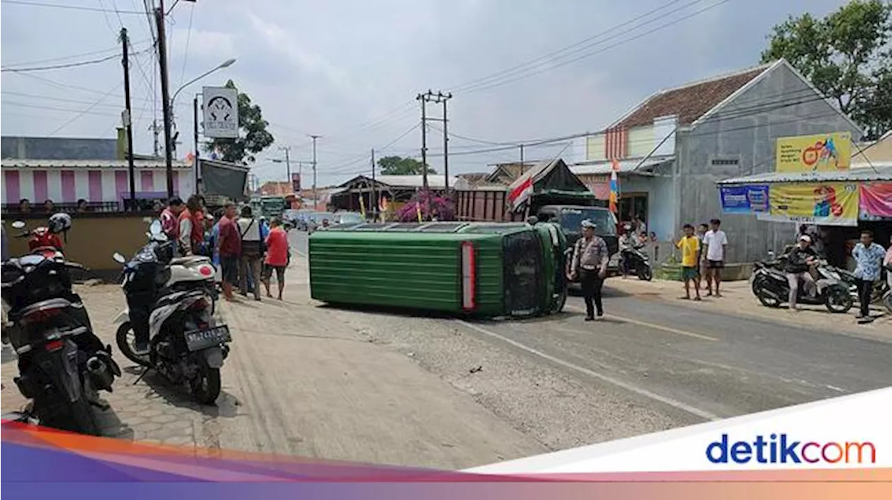 Mobil Kejari Tanggamus Bawa Tahanan Terguling di Tengah Jalan