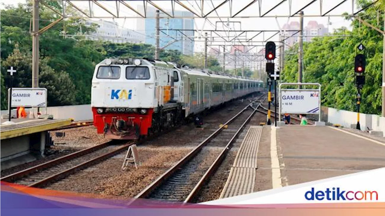 Ada Demo, KA Keberangkatan Stasiun Gambir Berhenti di Jatinegara