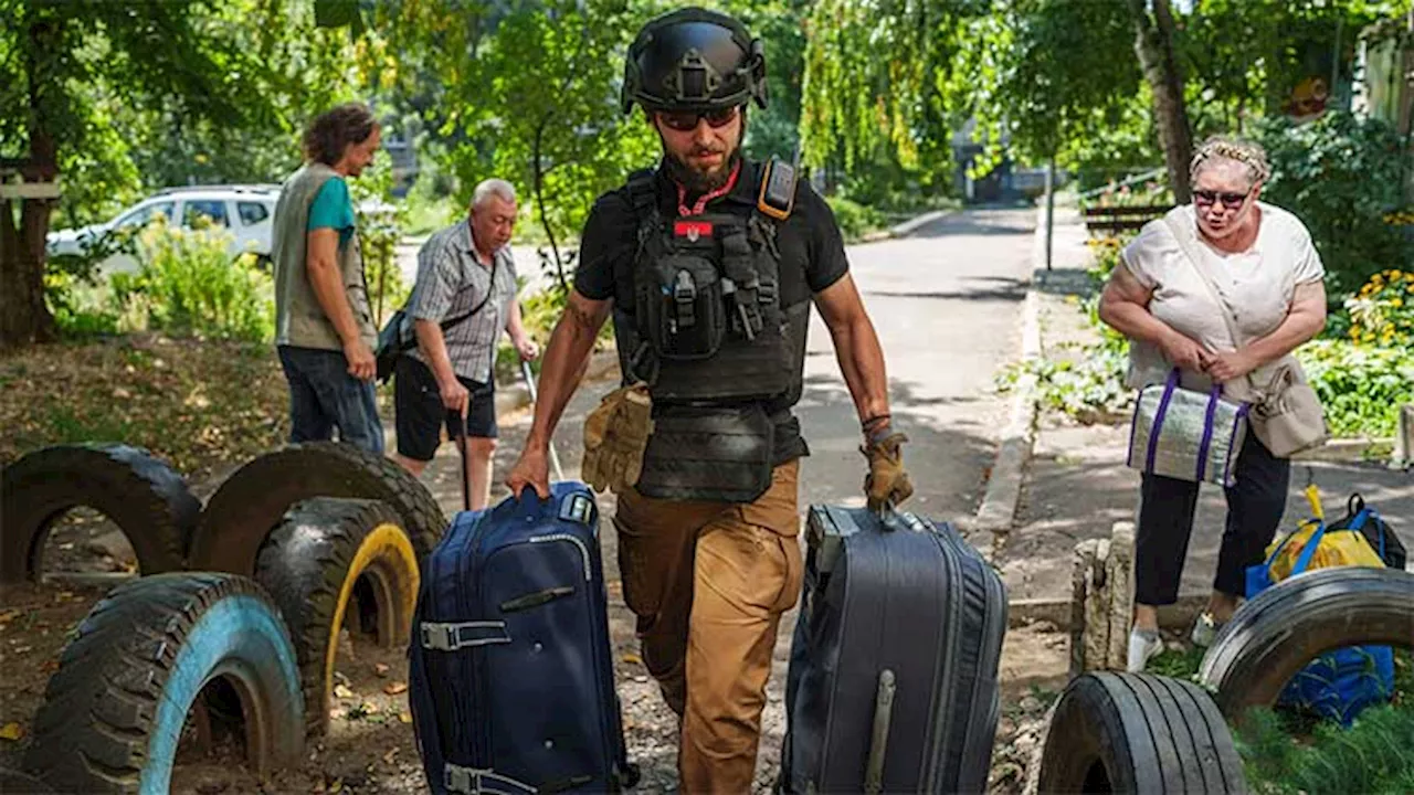 Ukraine civilians flee advancing Russian troops in east