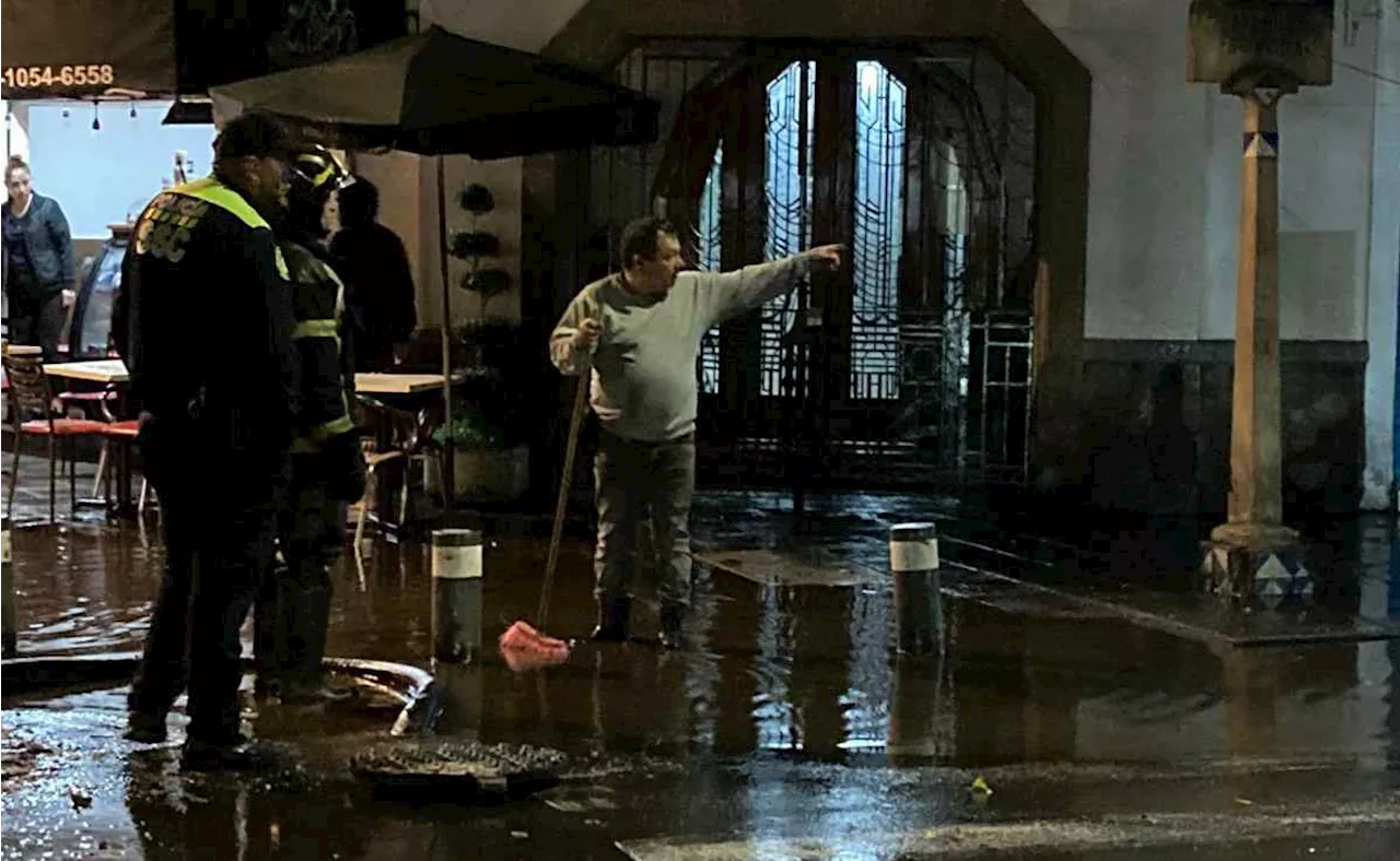 “Comenzó a llover horrible, cuando vimos, las mesas estaban flotando”; fuertes lluvias dejan encharcamientos en colonia Condesa