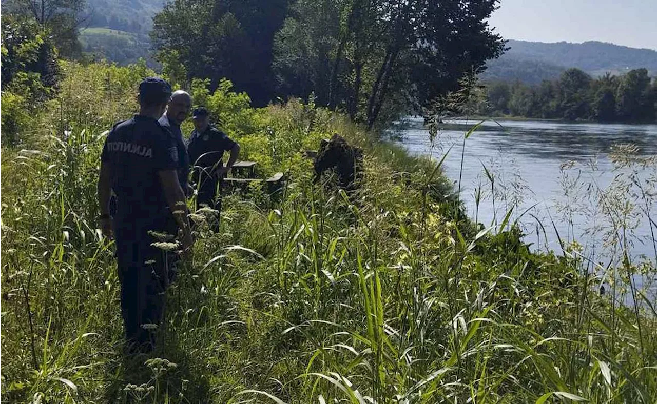 Encuentran a bebé entre migrantes que murieron ahogados cuando cruzaban río de Serbia a Bosnia