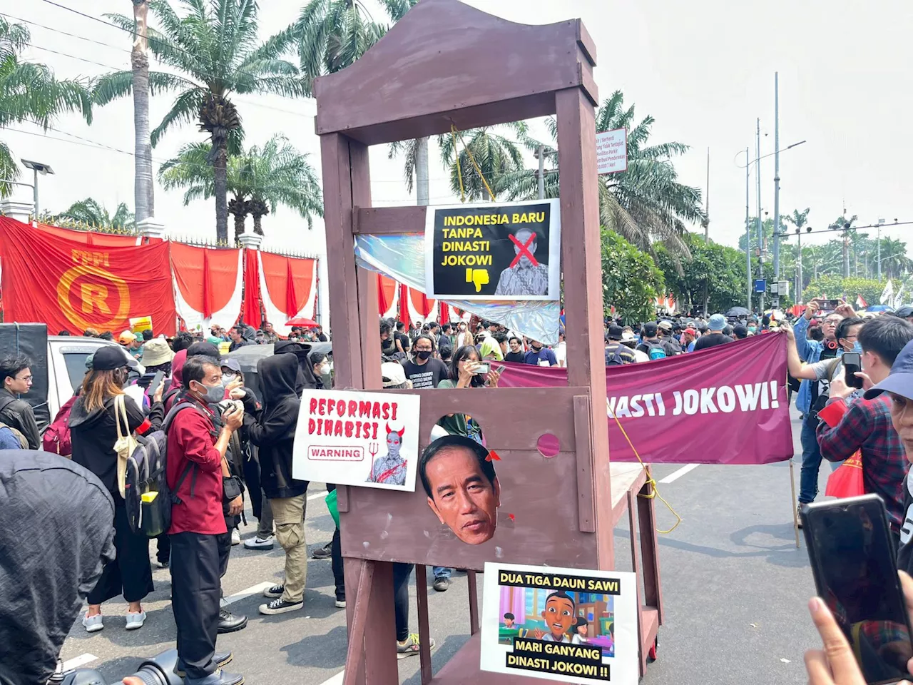 Demo Besar di DPR, Massa Aksi Membawa Poster Menohok Jokowi