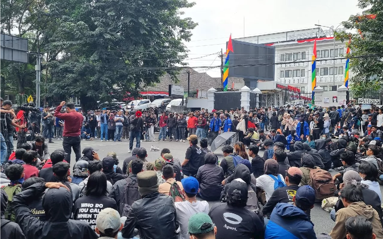 Demo Darurat Indonesia, Gedung DPRD Jabar Dikepung Ribuan Mahasiswa