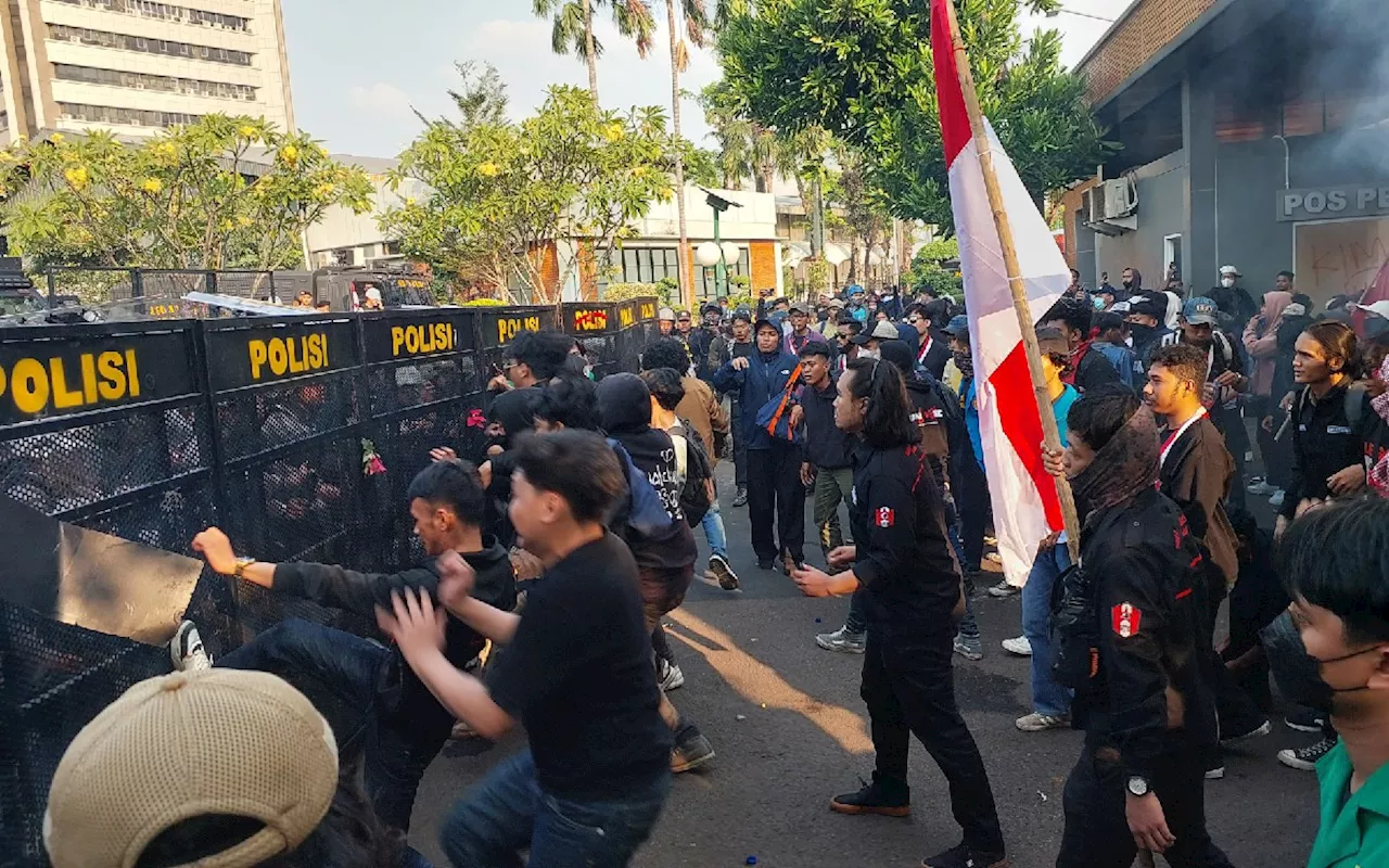 Demo Tolak RUU Pilkada Masih Berlangsung, Mahasiswa Dorong-Dorongan dengan Polisi