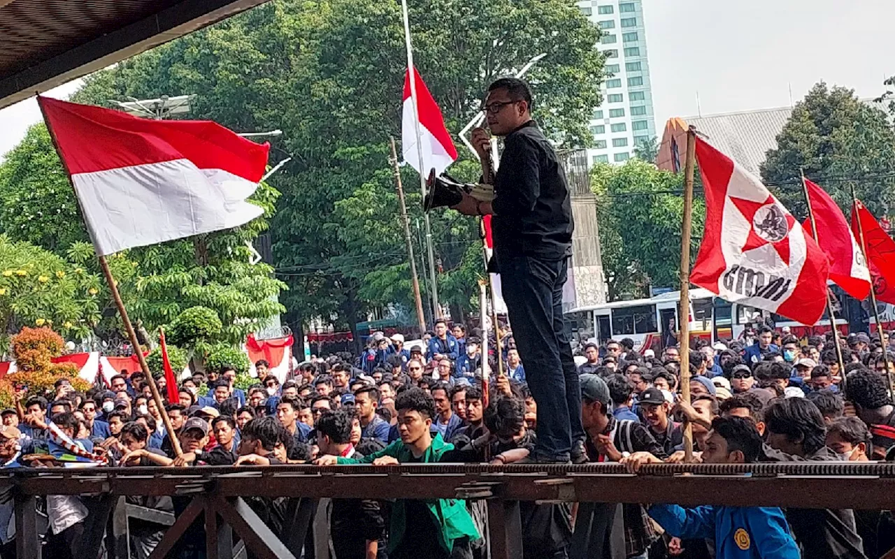 Gerbang Pancasila Gedung DPR RI Dirobohkan Massa Penolak RUU Pilkada, Dasco Gerindra Dicari Mahasiswa