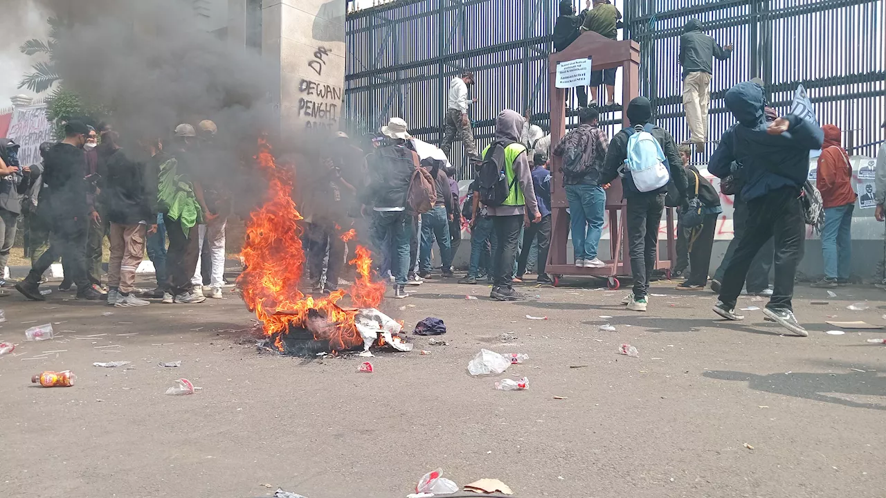 Massa Makin Bertambah, Mulai Bakar Ban hingga Spanduk di Pagar Gedung DPR