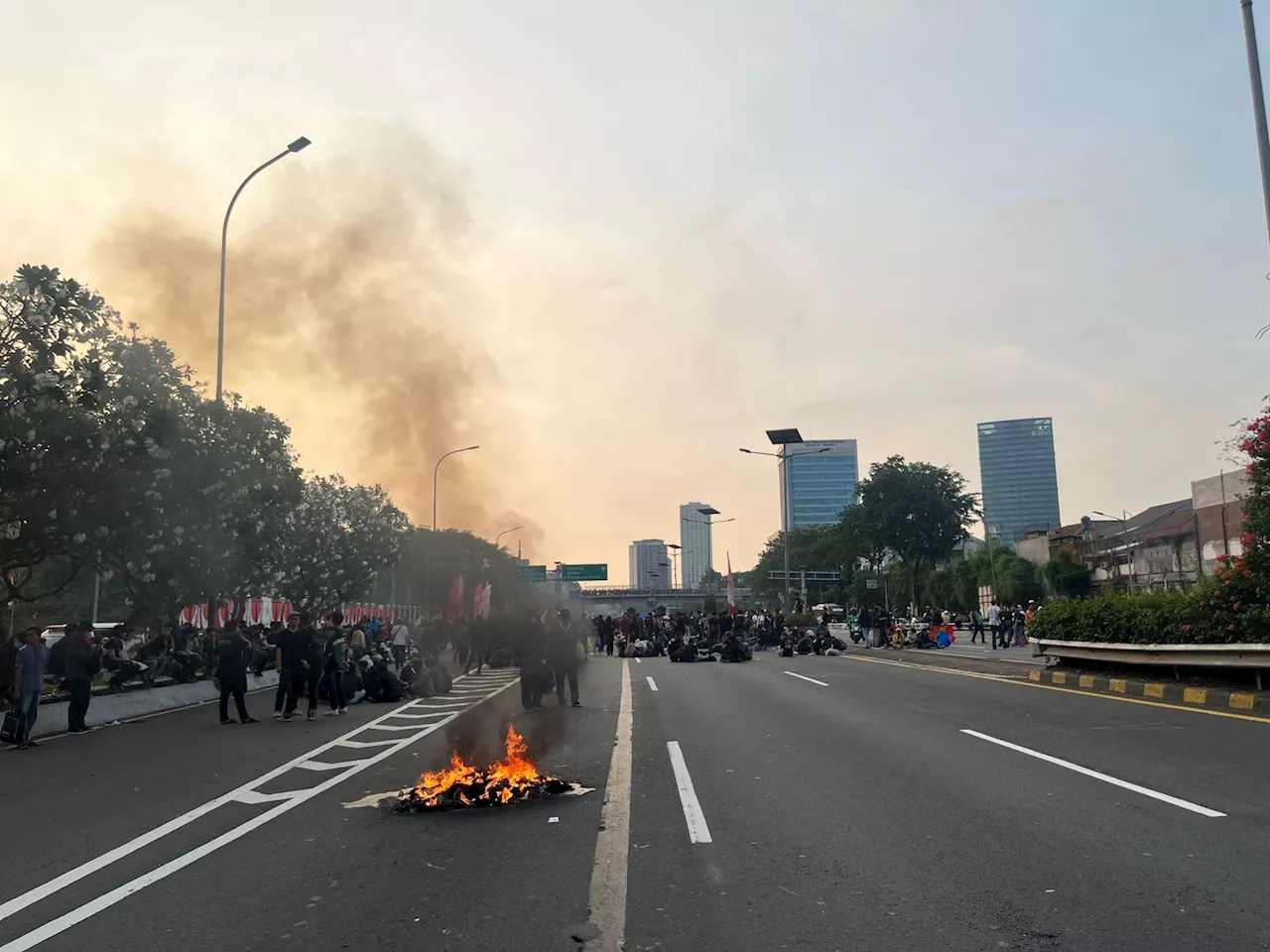 Massa Pengunjuk Rasa Tutup Tol di Depan Gedung DPR