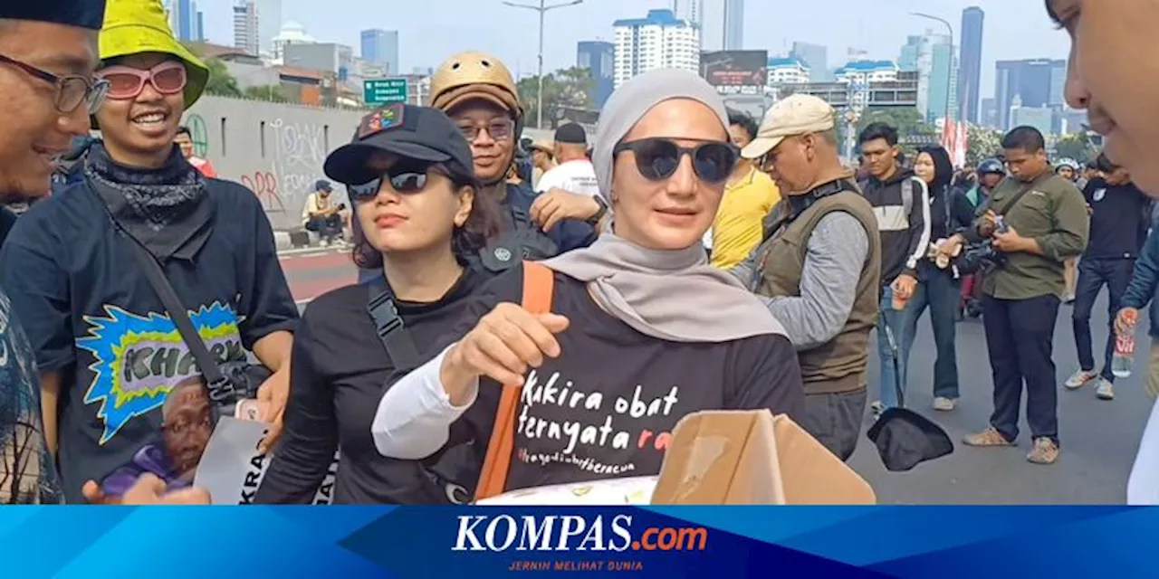 Wanda Hamidah Bagi-bagi Makanan ke Massa Pendemo di Depan Gedung DPR RI