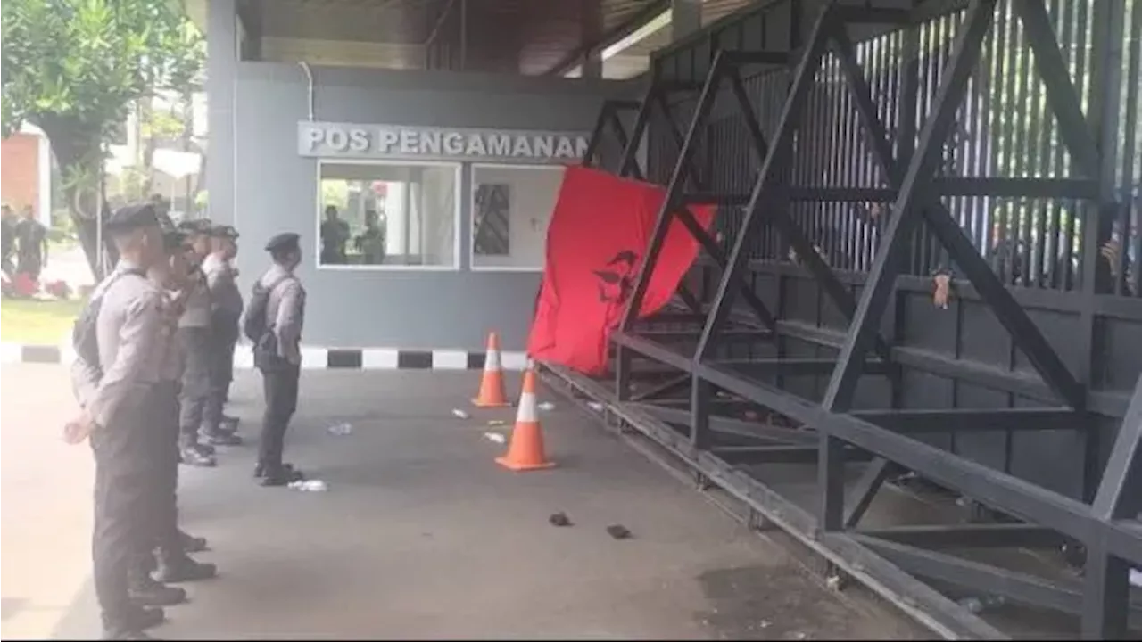 Massa Berusaha Mendobrak Masuk Gedung DPR, Polisi Bertahan di Posisi