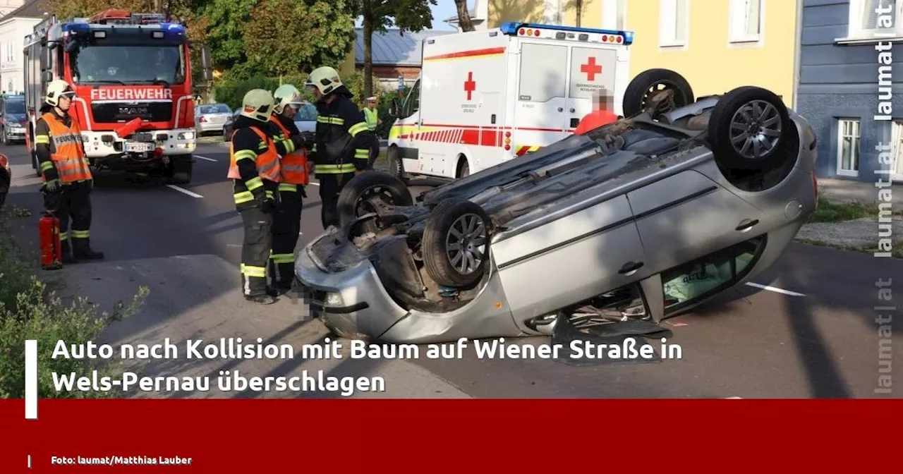 Auto nach Kollision mit Baum auf Wiener Straße in Wels-Pernau überschlagen