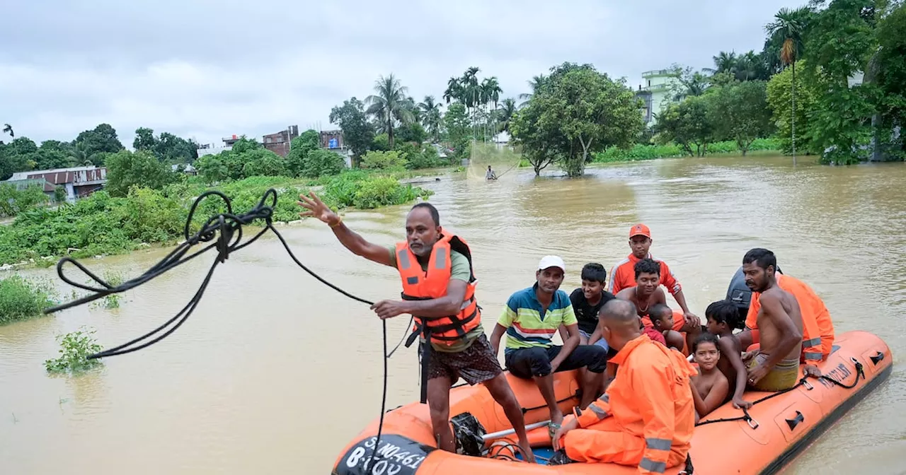 Al menos 15 muertos y miles de personas aisladas por las inundaciones en Bangladesh e India