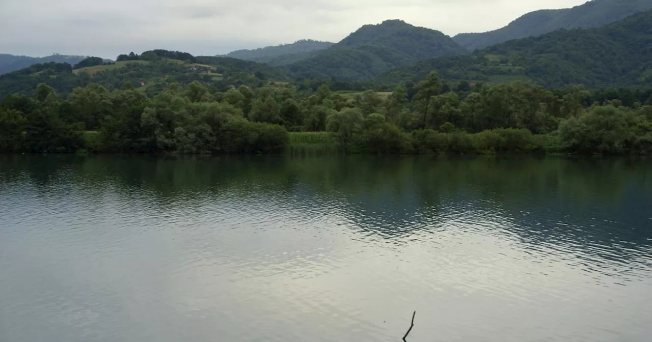 Balkans : quatre corps retrouvés après le naufrage d'un bateau de migrants sur une rivière entre la Serbie et la Bosnie