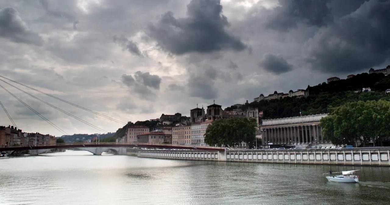 Lyon : un «yacht de plaisance» prend l'eau sur la Saône, les pompiers obligés d’intervenir