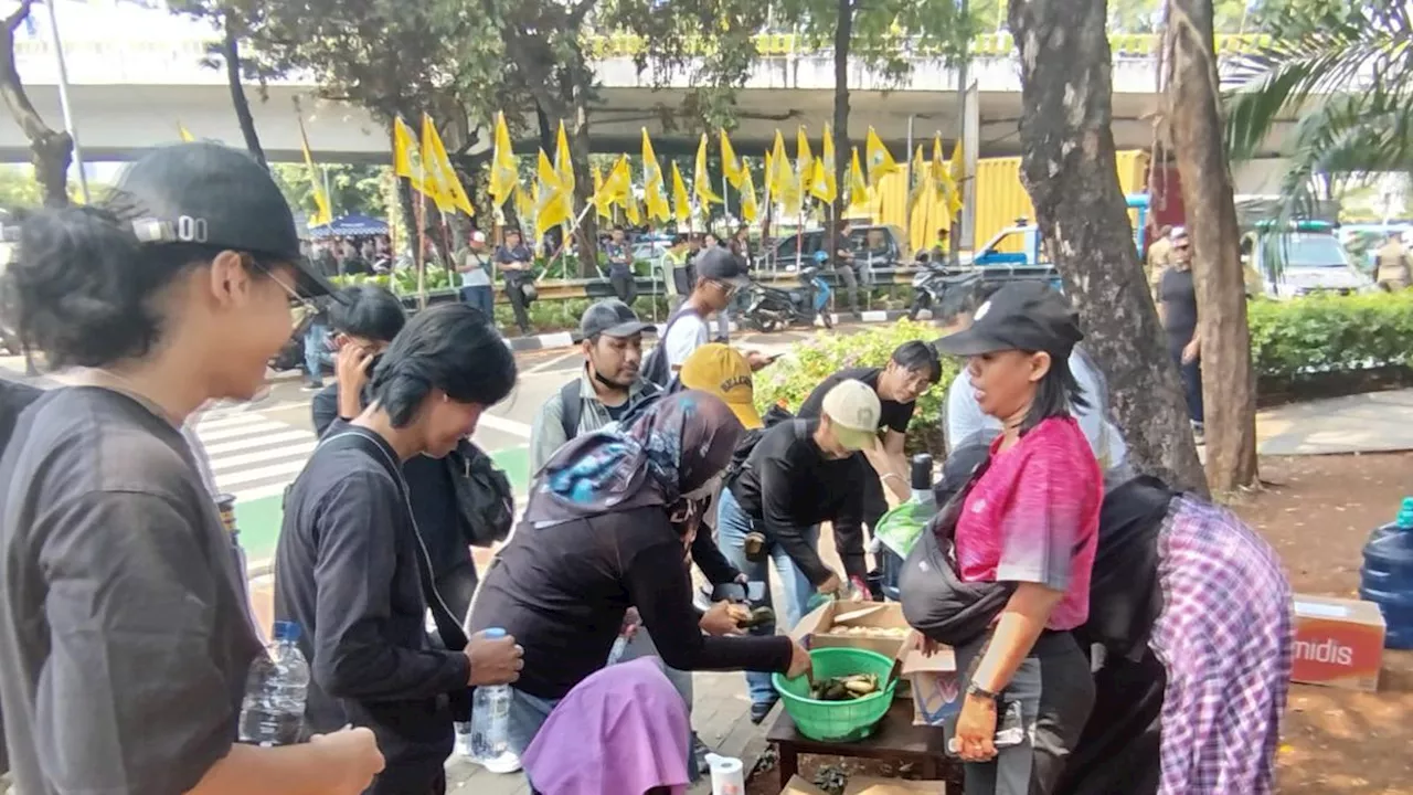 Ada Demo Peringatan Darurat di DPR, Ibu-Ibu Ini Sediakan Makan dan Minum Gratis