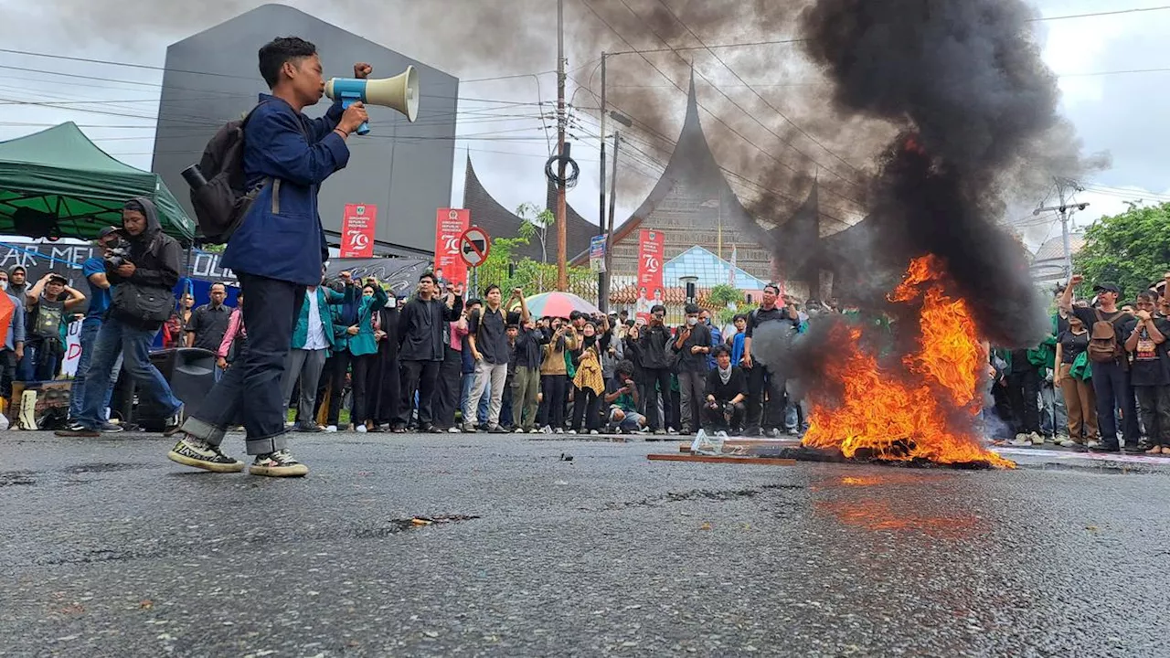 Aksi Bakar Ban Warnai Demo Tolak Revisi UU Pilkada di Padang