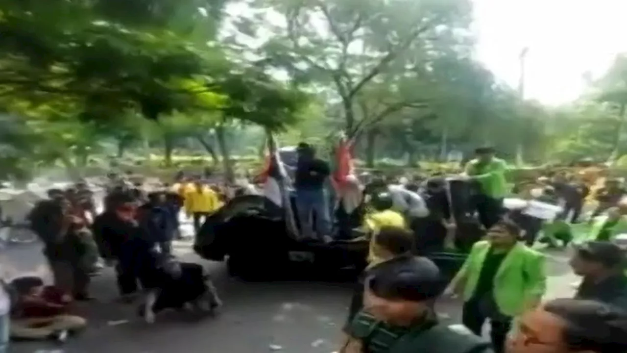 Demo Peringatan Darurat di Semarang Berujung Ricuh, Polisi Semprotkan Meriam Air untuk Bubarkan Massa