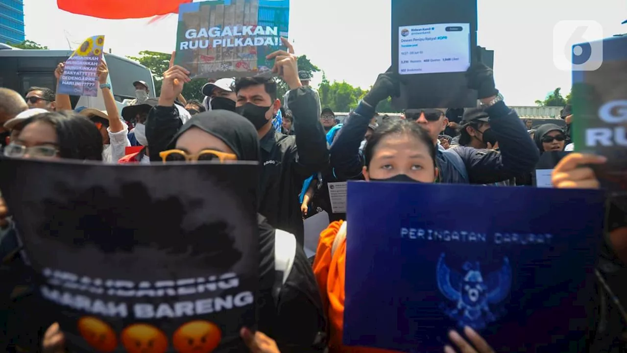 Masa Aksi Demo di Tugu Pahlawan Surabaya Dukung Putusan MK dan Tolak Politik Dinasti