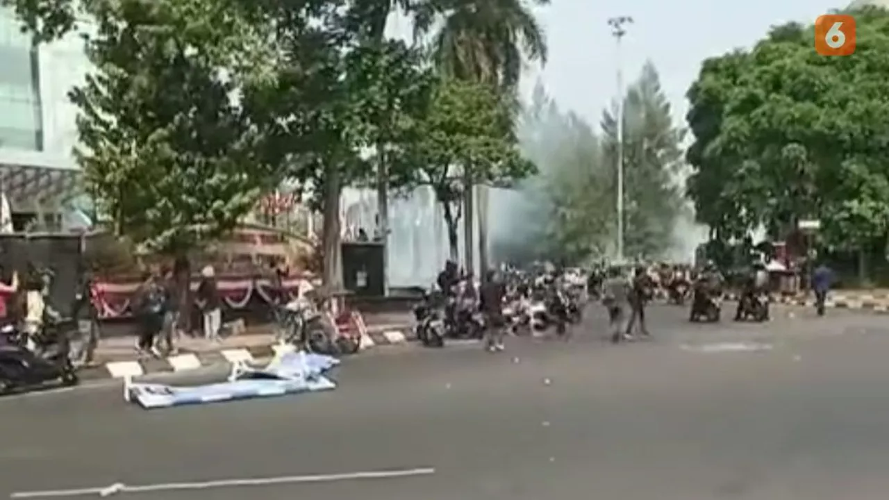 Ribuan Mahasiswa Kocar Kacir Ditembak Gas Air Mata dan Water Canon