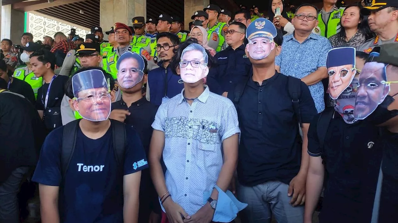 Topeng Prabowo Subianto hingga Bobby Nasution Warnai Demo Tolak RUU Pilkada di Palembang