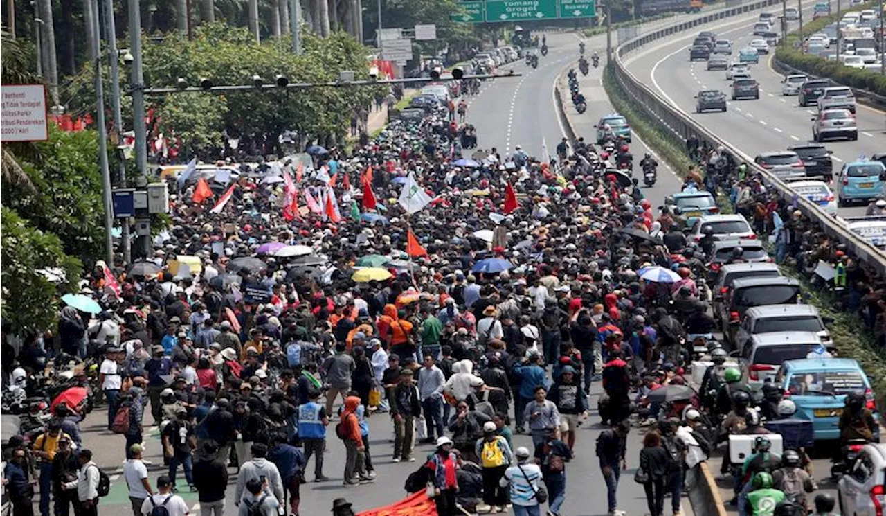 Aksi Tolak RUU Pilkada, Pagar DPR Tidak Mampu Menahan Massa