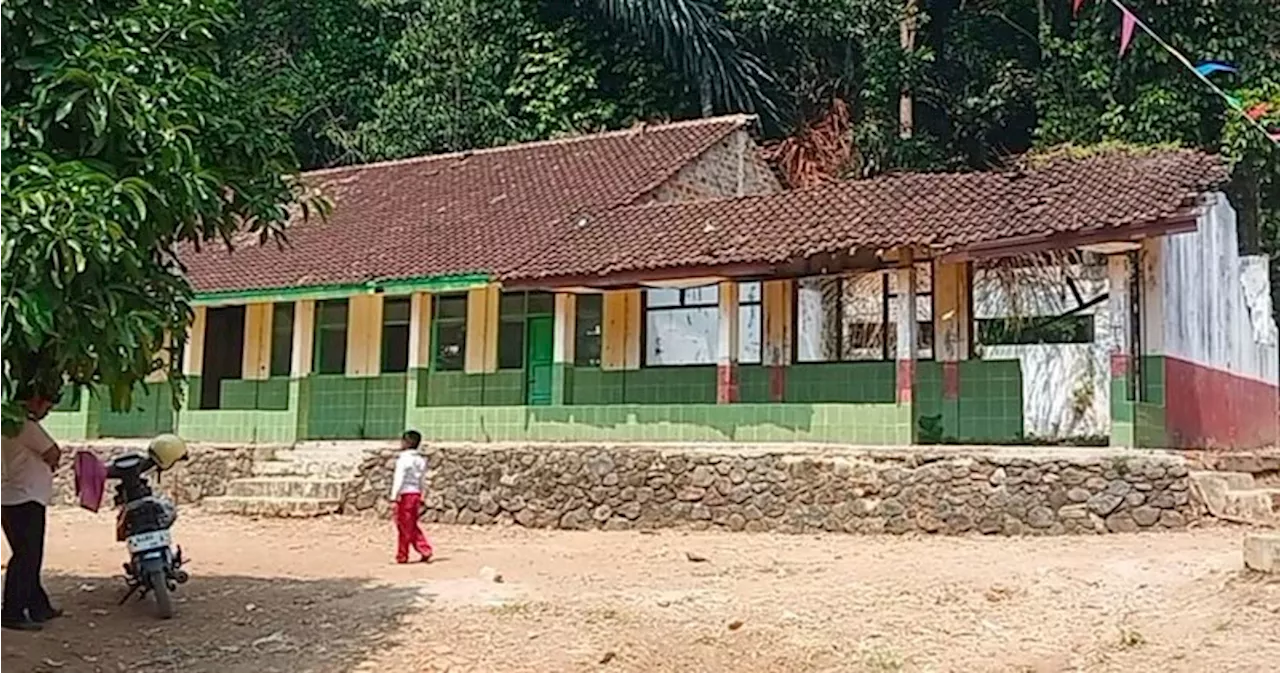 Atap Tiga Ruang Kelas SDN Cibadak Ambruk, Dua Ruang Kelas Terancam