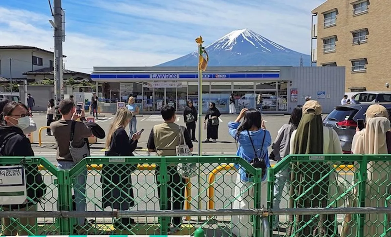 Penghalang untuk Cegah Kerumunan Wisatawan di Area Gunung Fuji Dibongkar Sementara