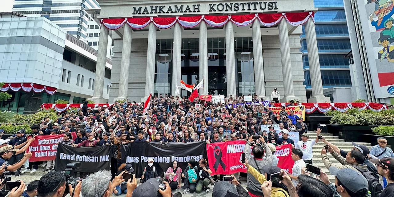 Situasi Terkini di Gedung MK: Massa Aksi Diterima dan Duduki Halaman