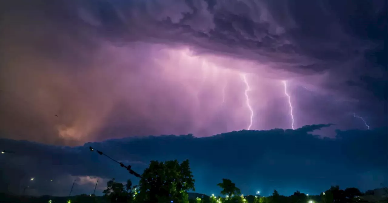 Bihar Weather Forecast : बिहार के इन जिलों में झमाझम बारिश का अलर्ट, जानिए पटना पर मॉनसून कब होगा मेहरबान