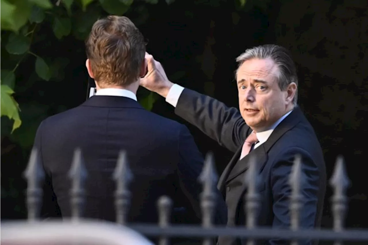 Bart De Wever ‘betrapt’ terwijl hij selfie neemt met zoon voor afspraak bij de koning