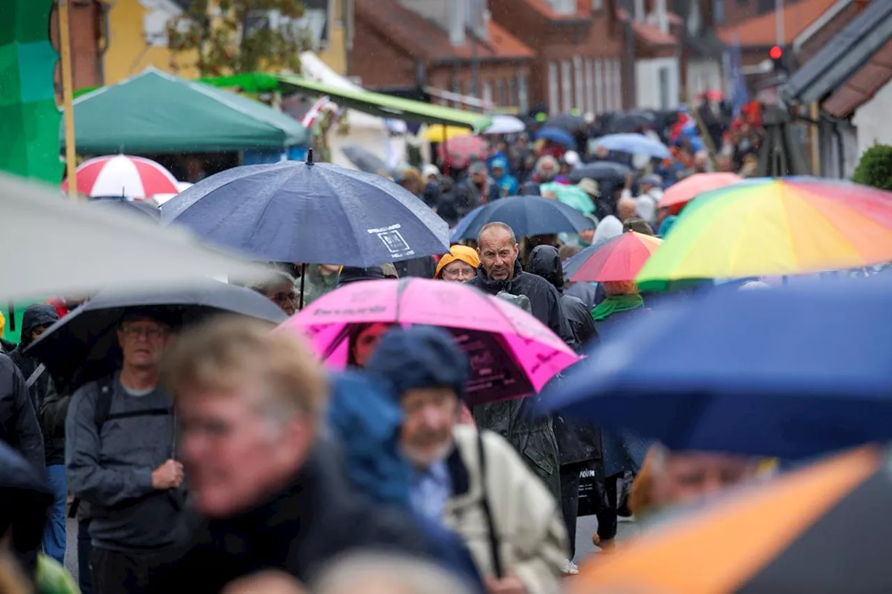 Se billederne: Det styrtede ned - paraply over folkefest