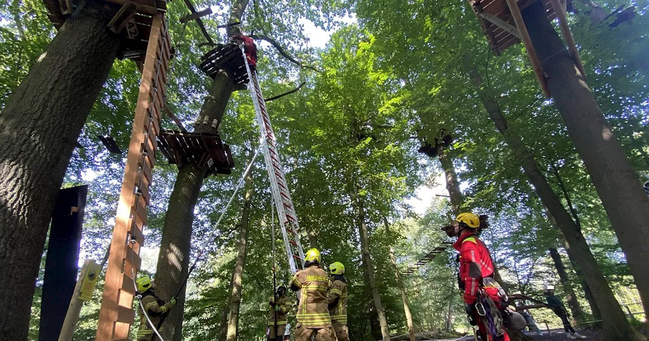 Feuerwehr rettet Jugendlichen aus Kletterwald an den Paderborner Fischteichen