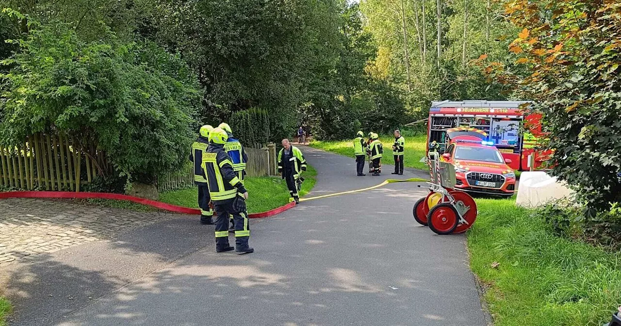 Gartenhütten in Flammen: Feuerwehr Herford mit Großaufgebot im Einsatz