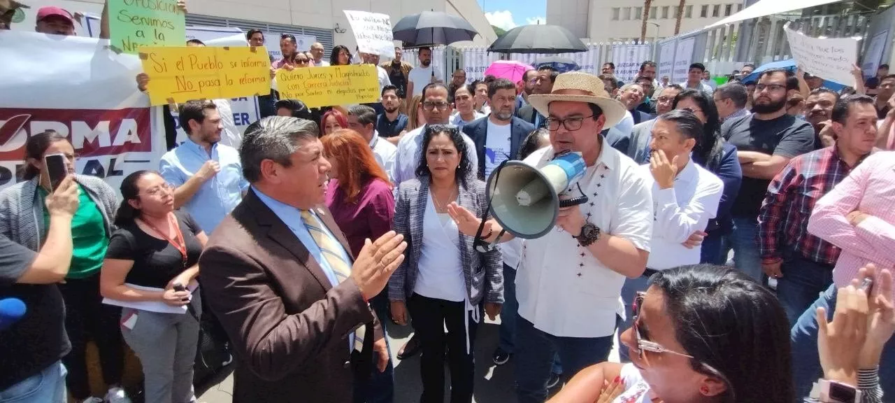 Entre gritos, empleados del Poder Judicial impiden asamblea de Morena; diputados acusan manipulación