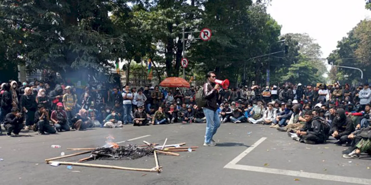 Bawa Sejumlah Tuntutan, Ribuan Massa Geruduk Kantor DPRD Jabar