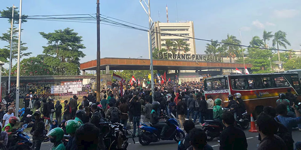 Mahasiswa Robohkan Gerbang Belakang Gedung DPR