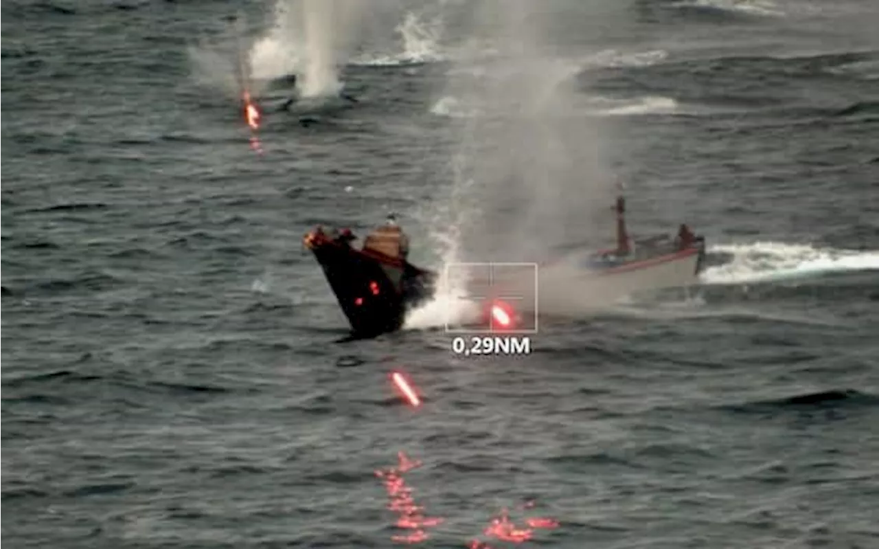 Mar Rosso, petroliera attaccata e in fiamme: non sarebbe più alla deriva, equipaggio salvo