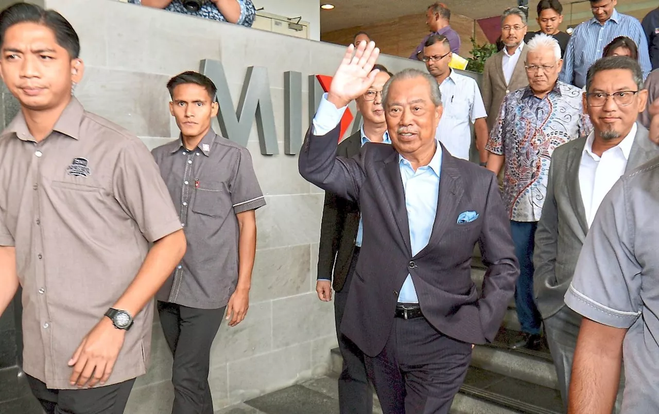 Muhyiddin hands over documents including 115 SDs to cops