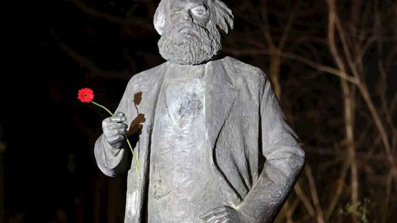 Denkmal beschädigt: Hakenkreuz an Karl-Marx-Statue in Neubrandenburg