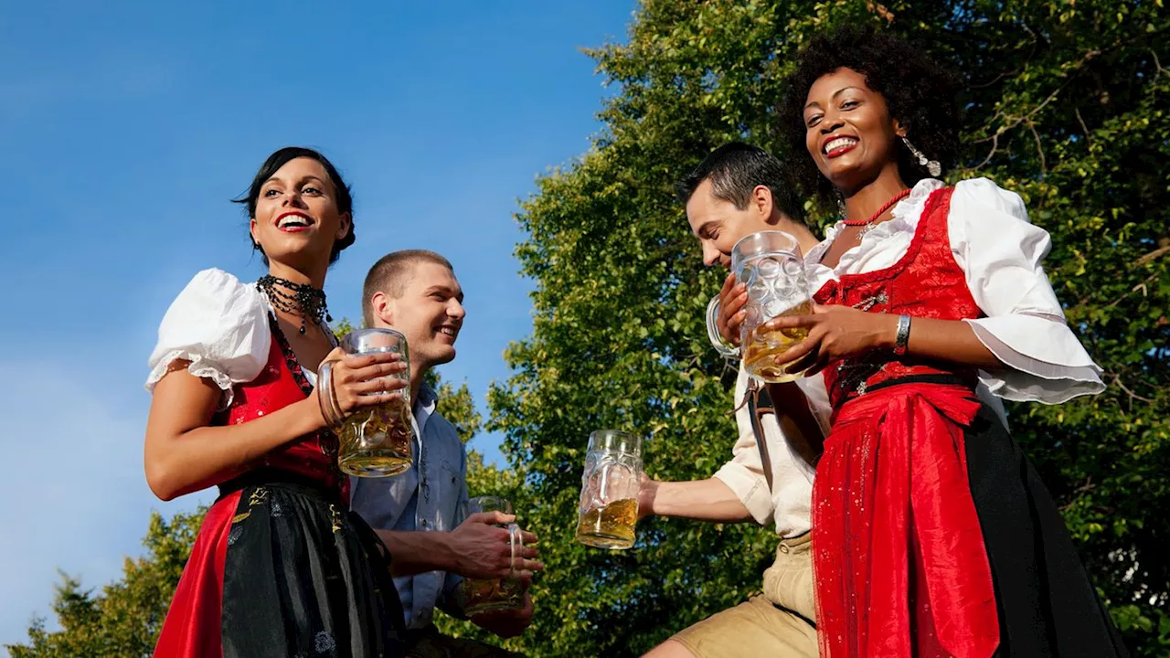 Wiesn Outfits 2024: Darum sind Dirndl und Lederhosen Pflicht